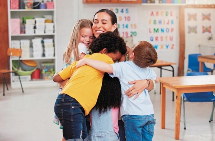 Alunos em sala de aula desenvolvendo competências essenciais para o futuro, como criatividade, pensamento crítico, colaboração e inovação.
