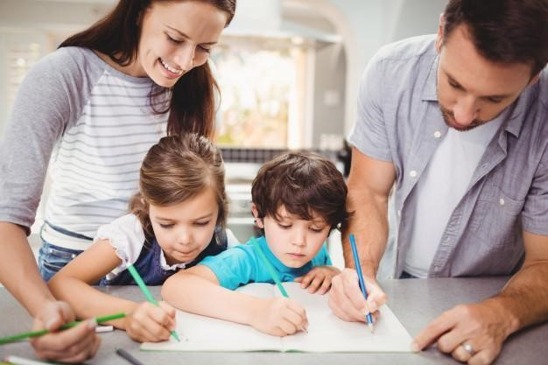 Como acompanhar a vida escolar das crianças com apoio e incentivo, promovendo bom desempenho sem cobranças excessivas